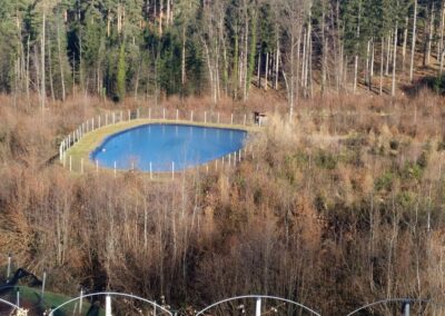 Fertiger Bewässerungsteich, befüllt, umzäunt